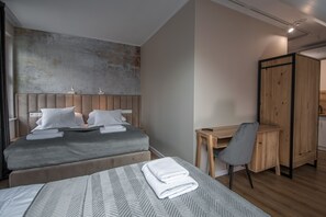 Deluxe Triple Room | Hypo-allergenic bedding, desk, laptop workspace, soundproofing - Soul House Gdansk Old Town (Gdansk)