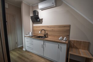 Tripla Deluxe | Cucina privata | Frigorifero con congelatore, prodotti per la pulizia, carta assorbente