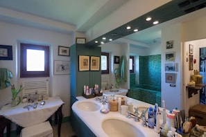 Dusche, Haartrockner, Bidet, Handtücher