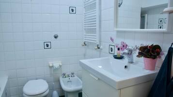 SĂšche-cheveux, bidet, serviettes fournies, savon