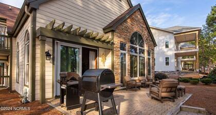 Stunning Golf Views on Pinehurst National No. 9. A Luxurious Retreat Awaits.