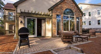 Stunning Golf Views on Pinehurst National No. 9. A Luxurious Retreat Awaits.
