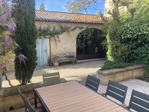 Outdoor dining - Charmante Maison de Village Avec Bassin au Pied du Luberon (Robion)