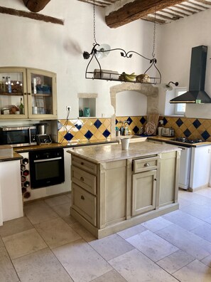 Fridge, microwave, oven, stovetop - Charmante Maison de Village Avec Bassin au Pied du Luberon (Robion)