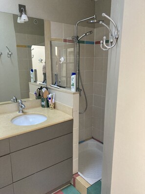 Doccia, asciugacapelli, asciugamani, sapone