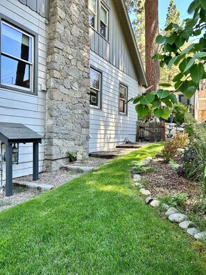 Property grounds - Idyllic Cottage in Marla Bay. Monthly/Seasonal Rental or Long-Term Only. (Glenbrook)