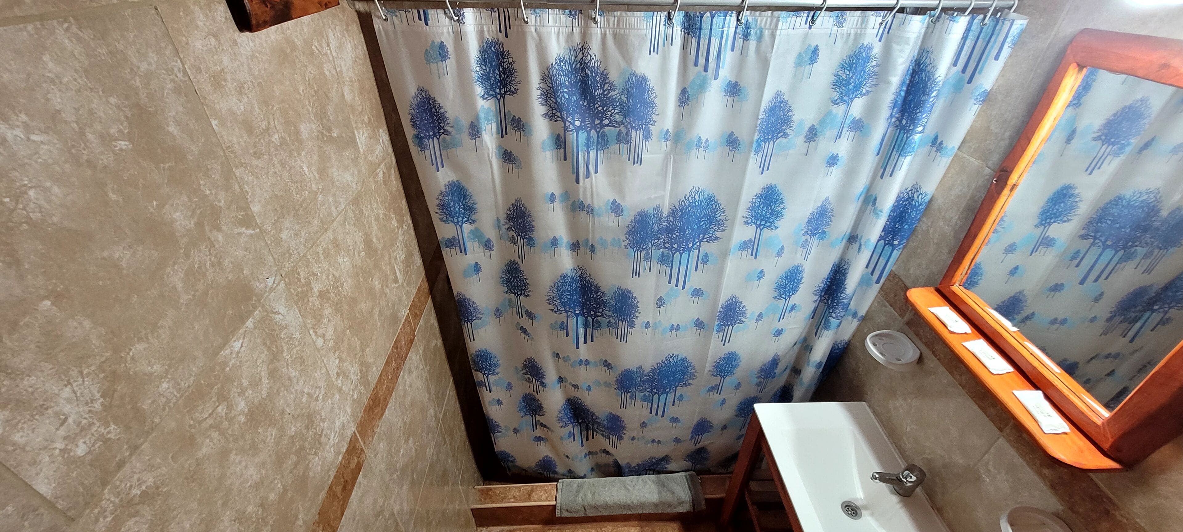 Secador de cabelo, toalhas de banho, sabonete, papel higiênico