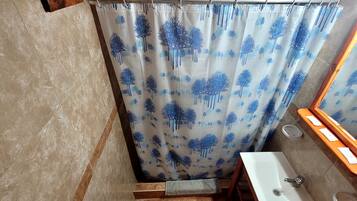 Secador de cabelo, toalhas de banho, sabonete, papel higiênico