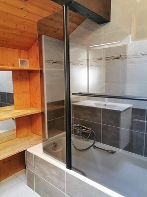 Shower - Chalet, wifi, terrace, fireplace or stove, parking, tv, 97m², Les Gets (Les Gets)