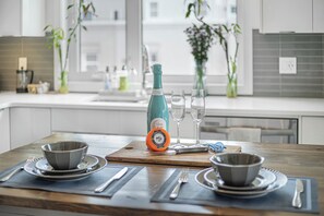 Design Condo | In-room dining - The Iris DT Condo with AC in Mission (Calgary)