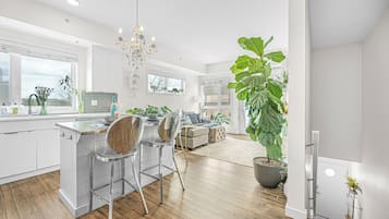 Condo design | Cozinha privada | Geladeira grande, micro-ondas, fogão, lava-louças