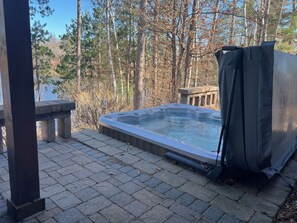 Outdoor spa tub - Relaxing retreat on Rice Lake! Quiet lake views w/full deck, fire pit, & hot tub (Brainerd)