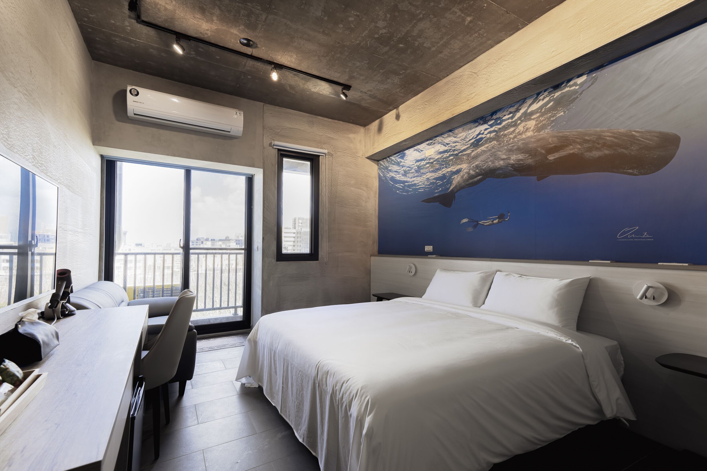 Habitació doble Comfort, balcó, vistes a la ciutat | Cobrellits, espai de treball apte per a portàtils i cortines opaques 