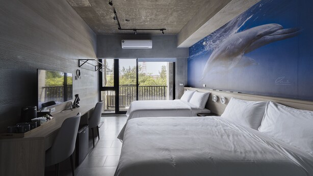 A modern hotel room with two beds, a desk, and a large window. - Deep blue 23 B&B (Magong)