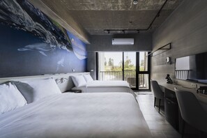 Cubrecamas, espacio para trabajar con laptop y cortinas blackout 