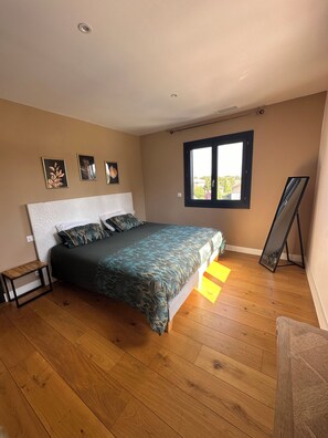 5 bedrooms, iron/ironing board, WiFi, bed sheets