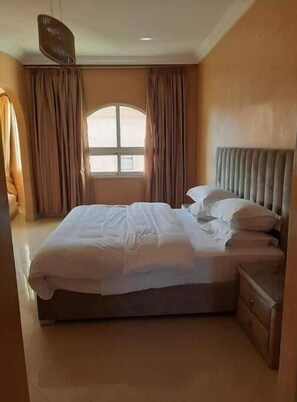 4 bedrooms, iron/ironing board, WiFi, bed sheets