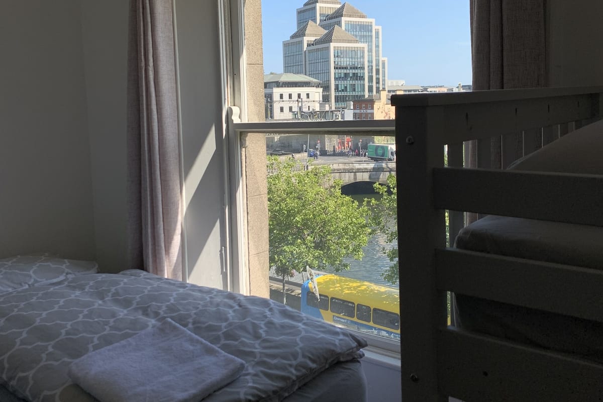 1 slaapkamer, een strijkplank/strijkijzer, gratis wifi, beddengoed