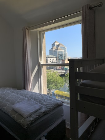 1 habitación, tabla de planchar con plancha, wifi gratis y ropa de cama