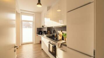 Een koelkast, een magnetron, een oven, een kookplaat