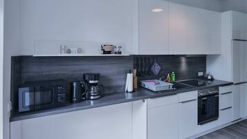 Kühlschrank, Mikrowelle, Ofen, Herdplatte