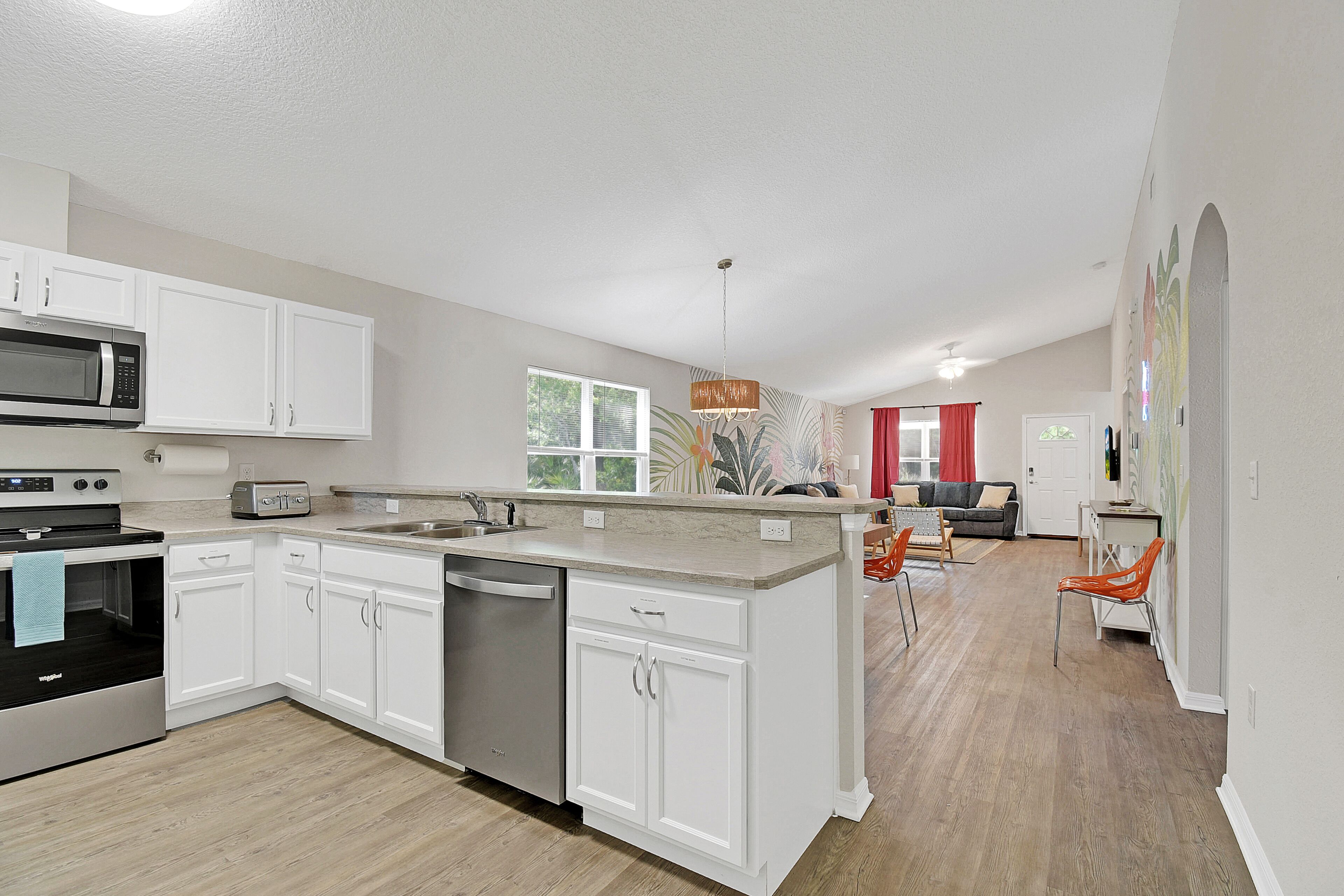 Frigorífico, microondas, horno y placa de cocina