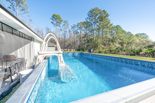Una piscina al aire libre