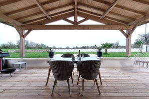 Outdoor dining - Maison à la Campagne Avec bel Extérieur Pour Profiter de Bons Moments en Famille (Laiz)