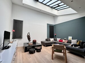 Fernseher, Bücher, Stereoanlage