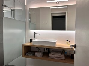 Dusch, hårtork, handdukar och tvål