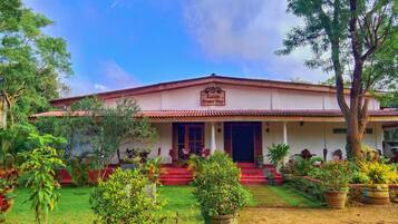 Fachada de la propiedad