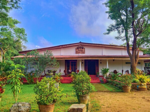 Un bâtiment à deux étages sur lequel on peut lire l’inscription « Kalum Home Stay ».