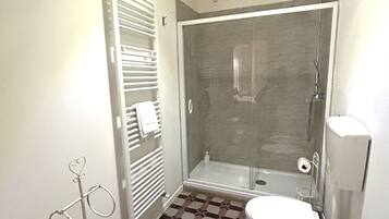 Doccia, asciugacapelli, bidet, asciugamani