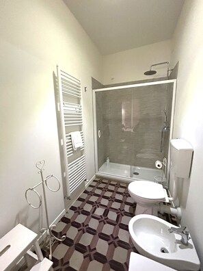 Dusj, hårføner, bidé og håndklær