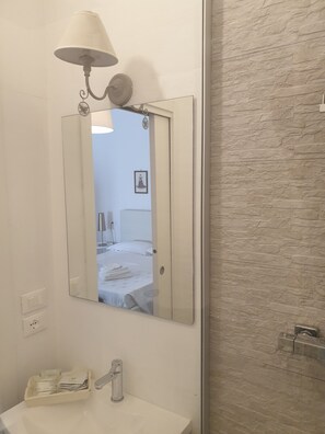 Een douche, een haardroger, een bidet, handdoeken