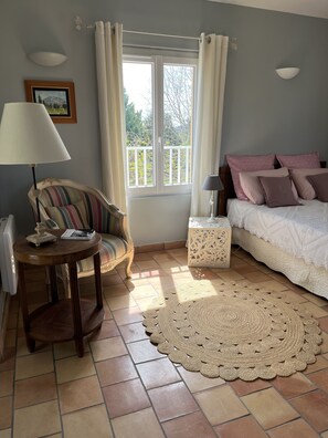 1 habitación, tabla de planchar con plancha, wifi gratis y ropa de cama