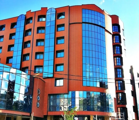 Front of property. Hôtel Cristal