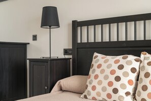 4 habitaciones, tabla de planchar con plancha, wifi y ropa de cama 