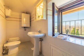 Dusch, hårtork, bidé och handdukar