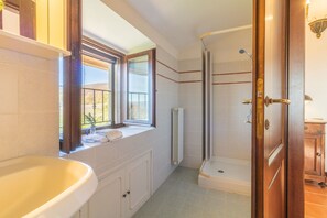 Douche, sèche-cheveux, bidet, serviettes fournies