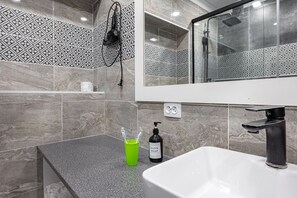 Dusche, Haartrockner, Bidet, Handtücher
