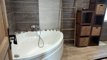 Een haardroger, handdoeken, zeep, toiletpapier