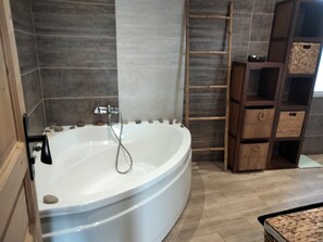 ヘアドライヤー、タオル、石鹸、トイレットペーパー