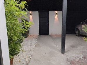 Exterior detail - Casa Entera con 5 Habitaciones 2 Baños y Estacionamiento Para 2 Vehículos (La Granja)