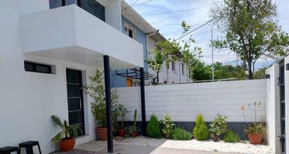 Casa Entera con 5 Habitaciones 2 Baños y Estacionamiento Para 2 Vehículos