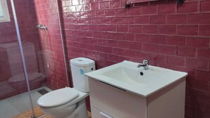 A bathroom with a toilet, a sink, and a shower area. - Ático en la Costa del sol a 15 Minutos de la Playa .en Tercera Planta sin Ascens (Arenas)