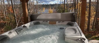 Hot tub - Great views - close to PRNL - private