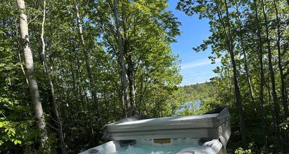 Hot tub - Great views - close to PRNL - private