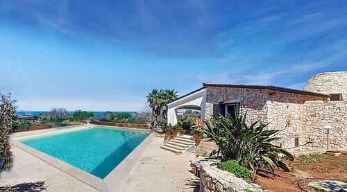 2 km zum Sandstrand: Hübsche Villa mit Pool