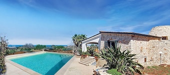 2 km zum Sandstrand: Hübsche Villa mit Pool